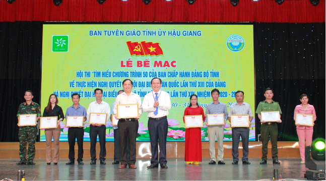 Đồng chí Lê Công Lý - Ủy viên Ban Thường vụ Tỉnh ủy, Trưởng Ban Tuyên giáo Tỉnh ủy, Trưởng Ban tổ chức Hội thi trao giấy khen cho đơn vị đạt giải Nhất hình thức thi sân khấu hóa.